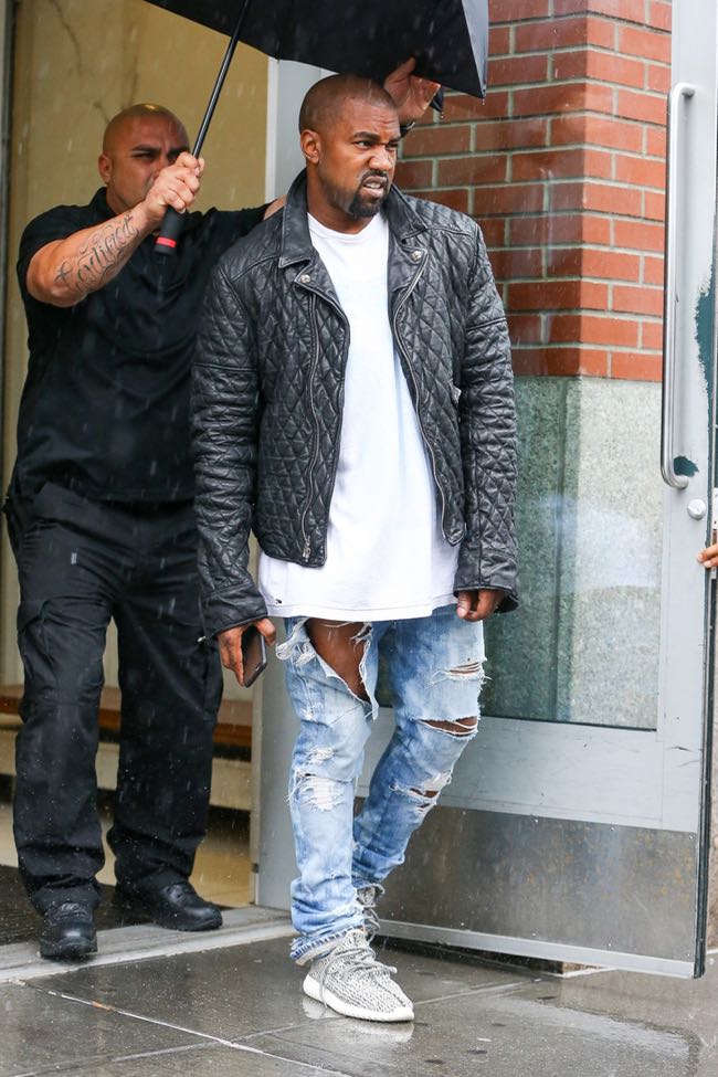 01 Jun 2015, New York City, New York State, USA --- Dad-to-be for the second time Kanye West steps out in a rainy day wearing ripped jeans in New York City, NY on June 1, 2015. Pictured: Kanye West --- Image by © Felipe Ramales/Splash News/Corbis