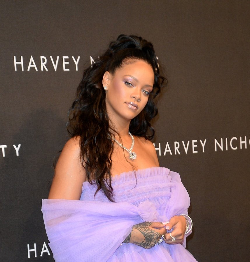 Rihanna Gifts SZA Fenty Beauty Gift Card The Latest Hip