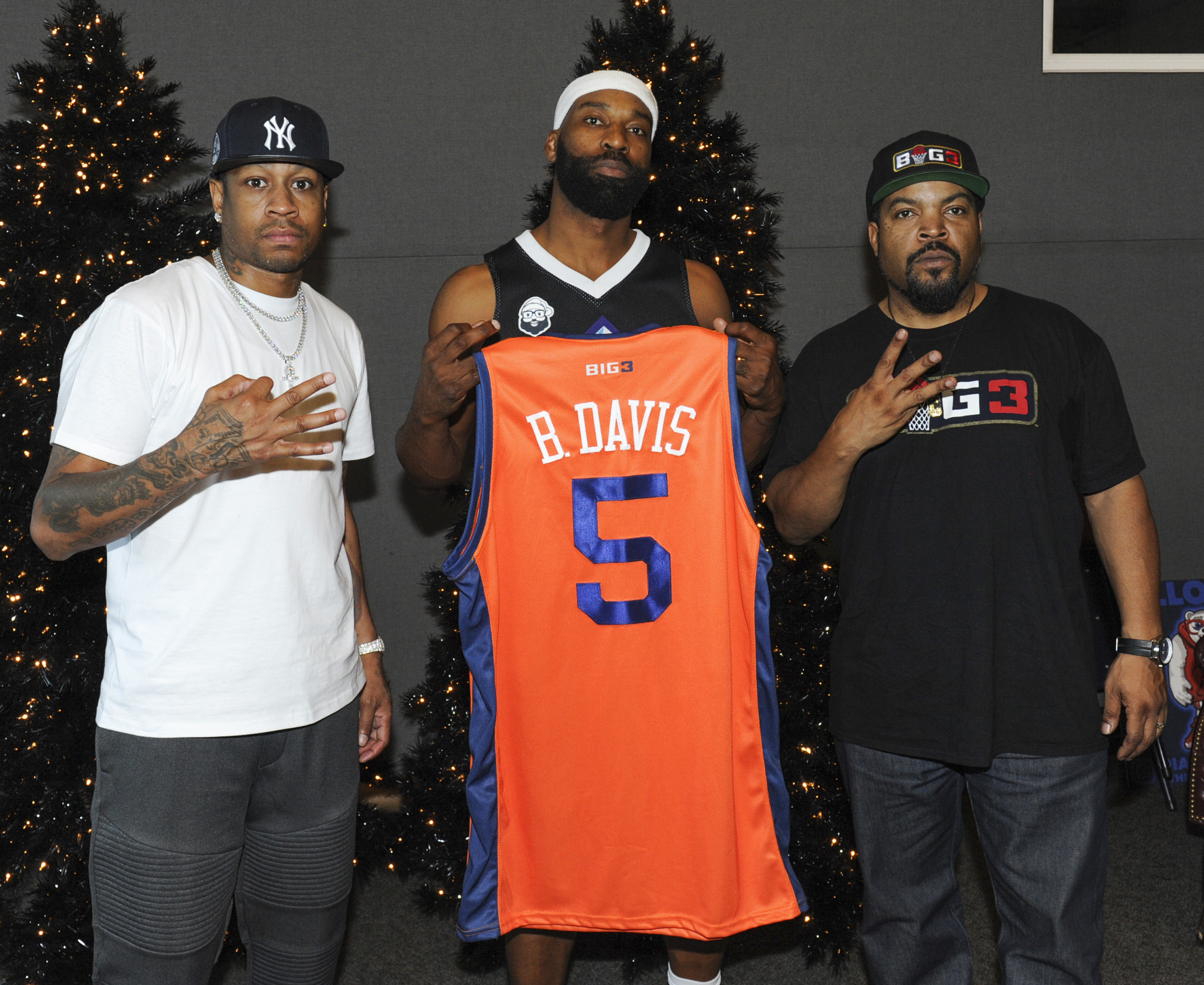 Baron Davis hosts Black Santa Celebrity Basketball Fundraiser