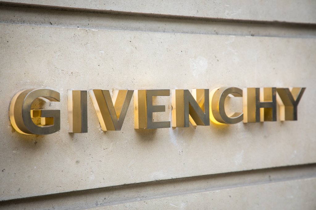 Givenchy Boutique & Office Building : Illustration In Paris