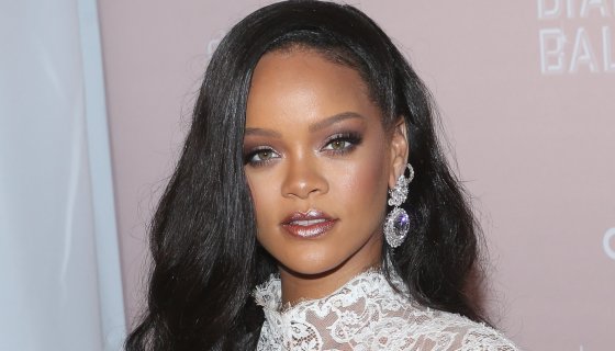 These Half-Nekked Photos Of Rihanna Have The Internet Thirsty Thirsty