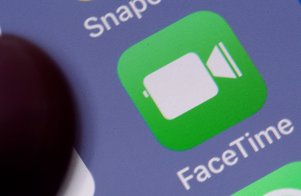 iPhone Users React To Apple's FaceTime Glitch On Twitter