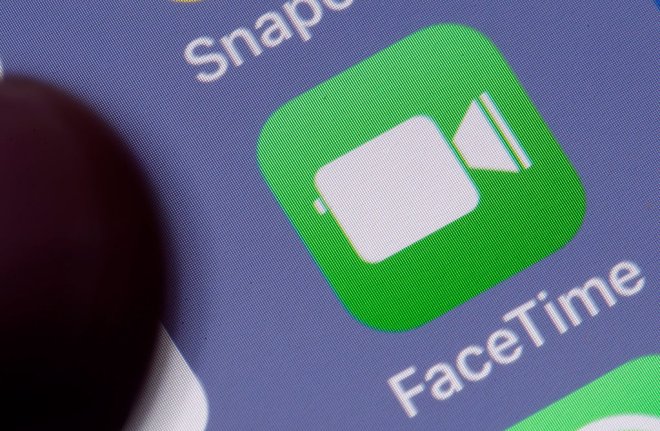 iPhone Users React To Apple’s FaceTime Glitch On Twitter | The Latest