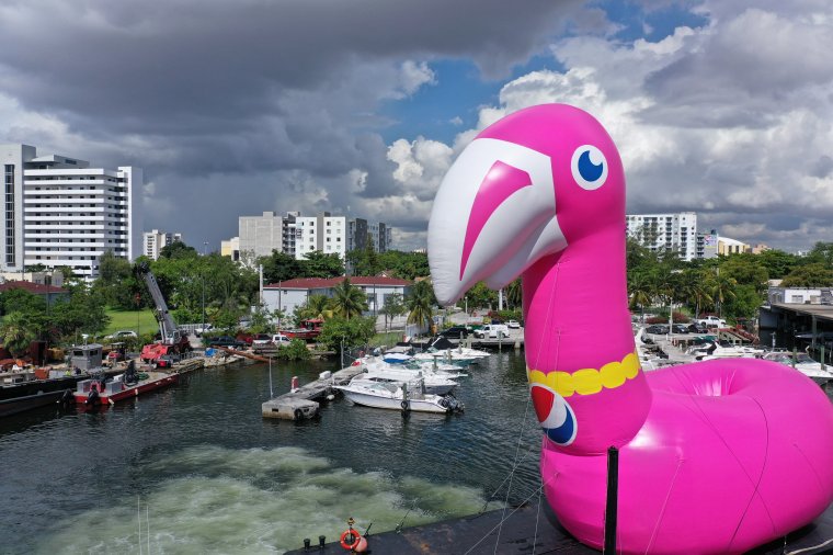 Pepsi #Summergram & 4 Giant Summer-Themed Inflatables