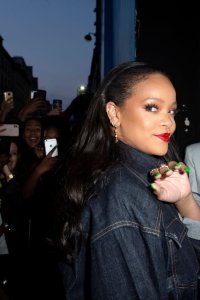 Rihanna Surprises Her Fans At The Opening Of The FENTY Pop Up Store