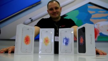 Apple launches iPhone SE in Russia
