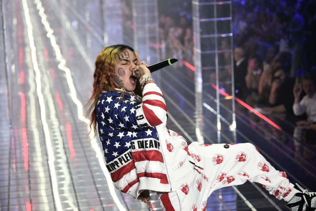 Tekashi 6ix9ine Snitches On The Entire Crew, Twitter Isn't Surprised