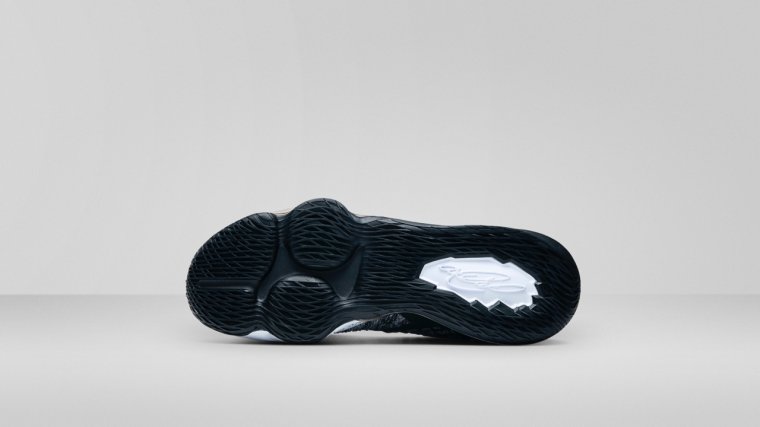 LeBron James - Nike LEBRON XVII