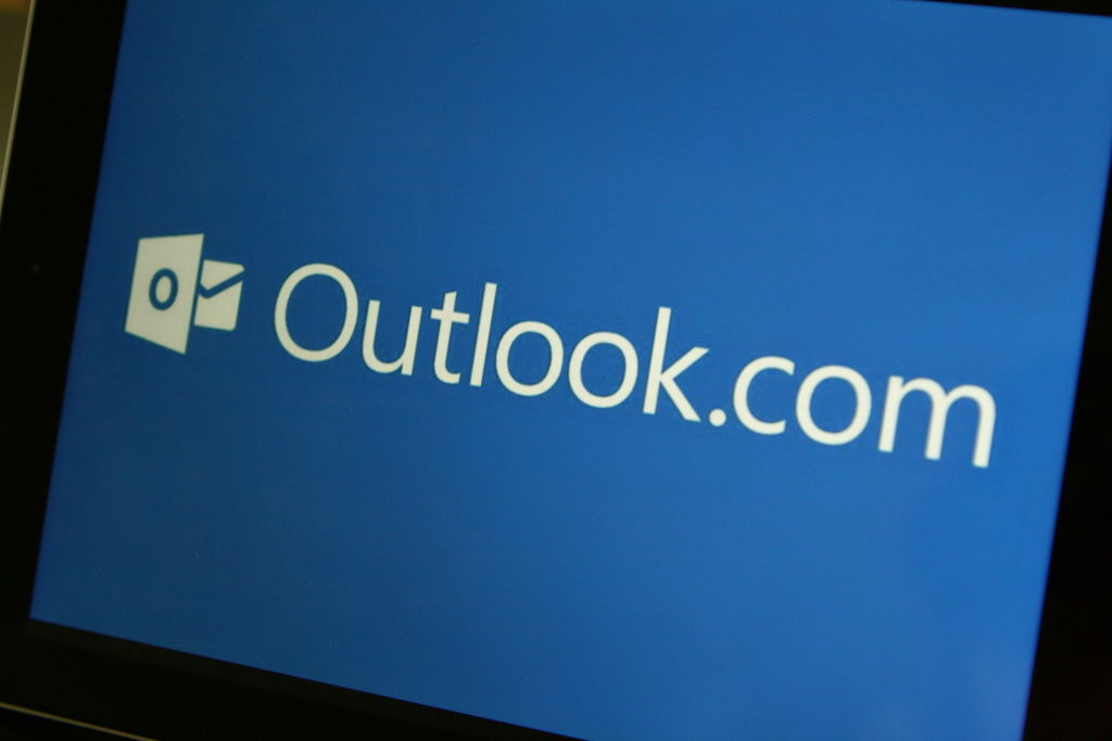 Microsoft Testing Google Suite Integration For Outlook.com