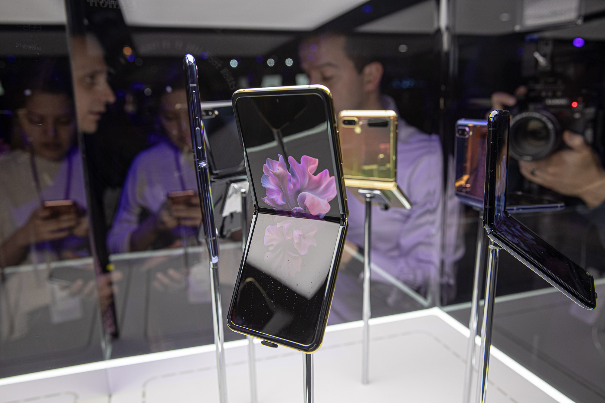 Samsung Announces New "Buy & Try" Program For Its Foldable Smartphones