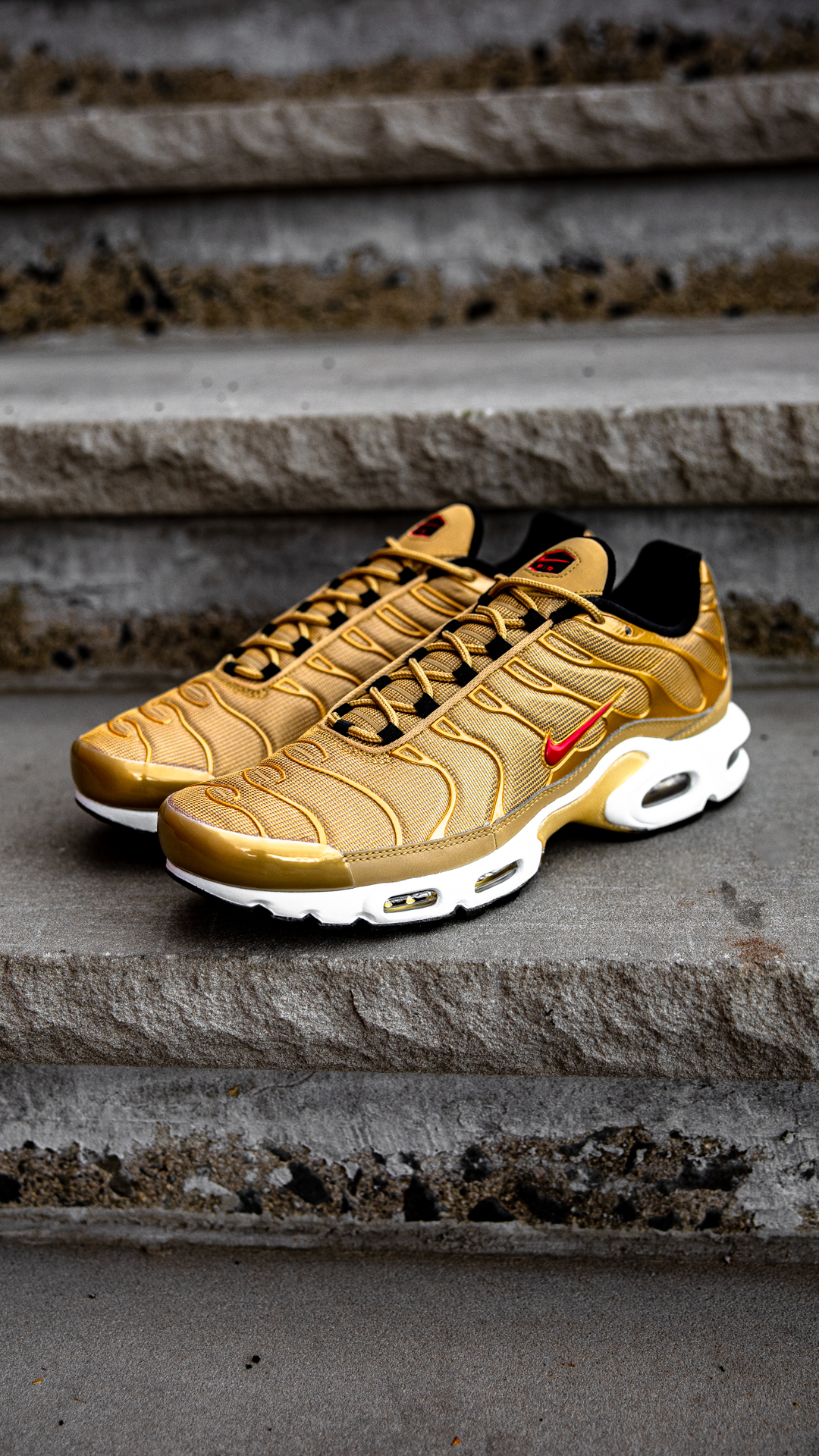 nike air max plus gold