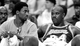 03/02/98 - MCI Center - Lakers' Kobie Bryant(L) listens to teammate Shaquille O'Neal as they sit on
