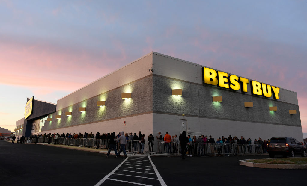 Gamers Camp Out At Best Buy Stores For PS5 & Xbox Series X, Twitter Reacts