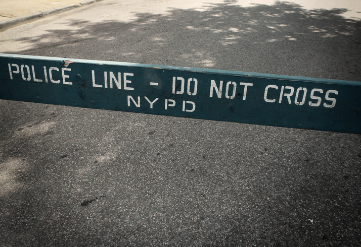 "Garis Polisi - Jangan Menyeberang" Pagar NYPD di jalan-jalan Kota New York, AS
