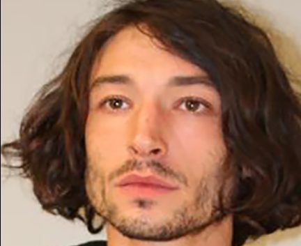 Ezra Miller acusado de robo y robo de alcohol