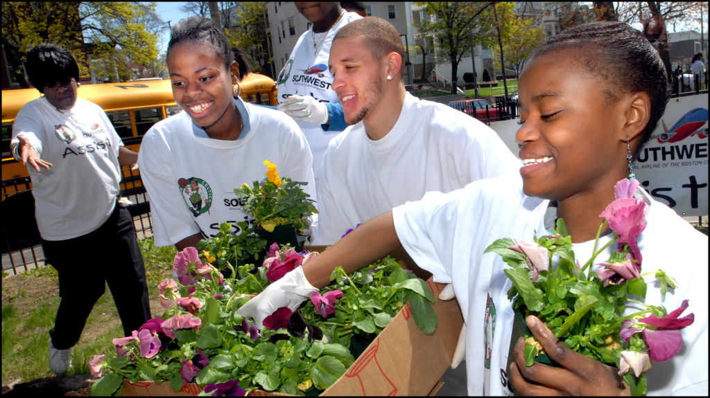 (4/27/06- Boston, MA) Celtic players Kendrick Perkins and Delonte West help students at the Harbor School in Dorchester in the annual Assists Clean-Up Day. The Celtics and Southwest Airlines sponsor the city wide event. Delonte West holds the box