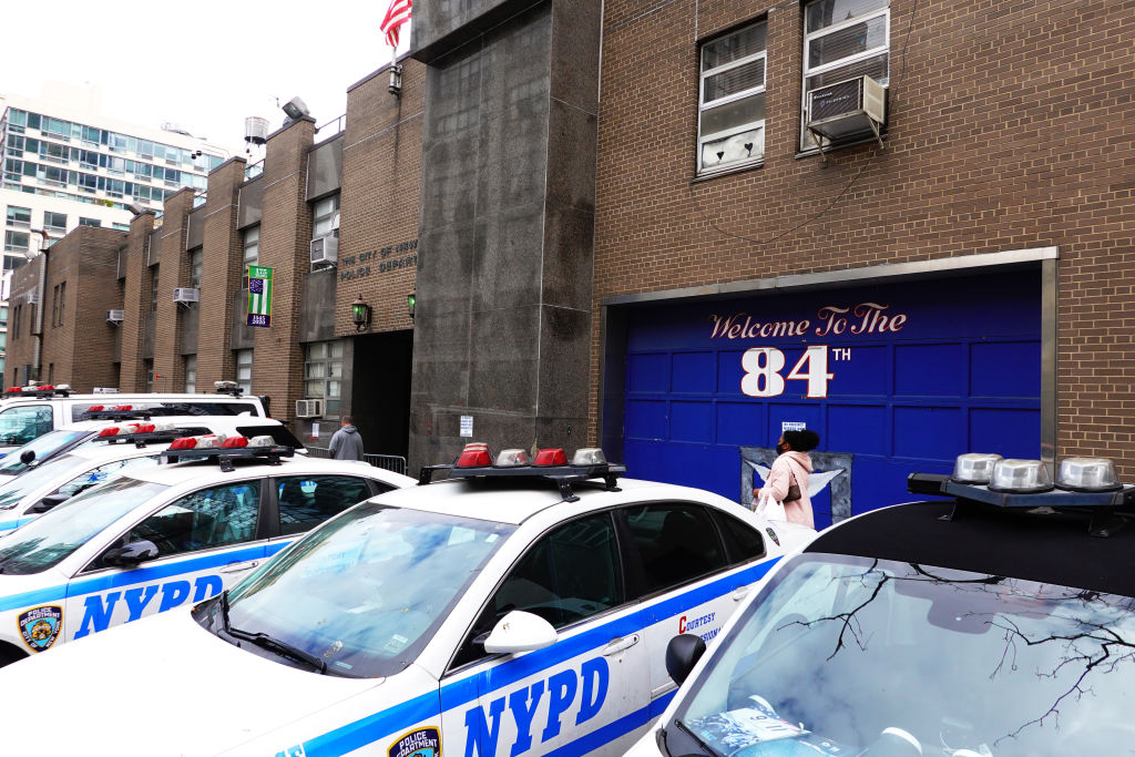 Petugas NYPD Berlabuh 30 Hari Liburan Untuk Patch Pro-Trump