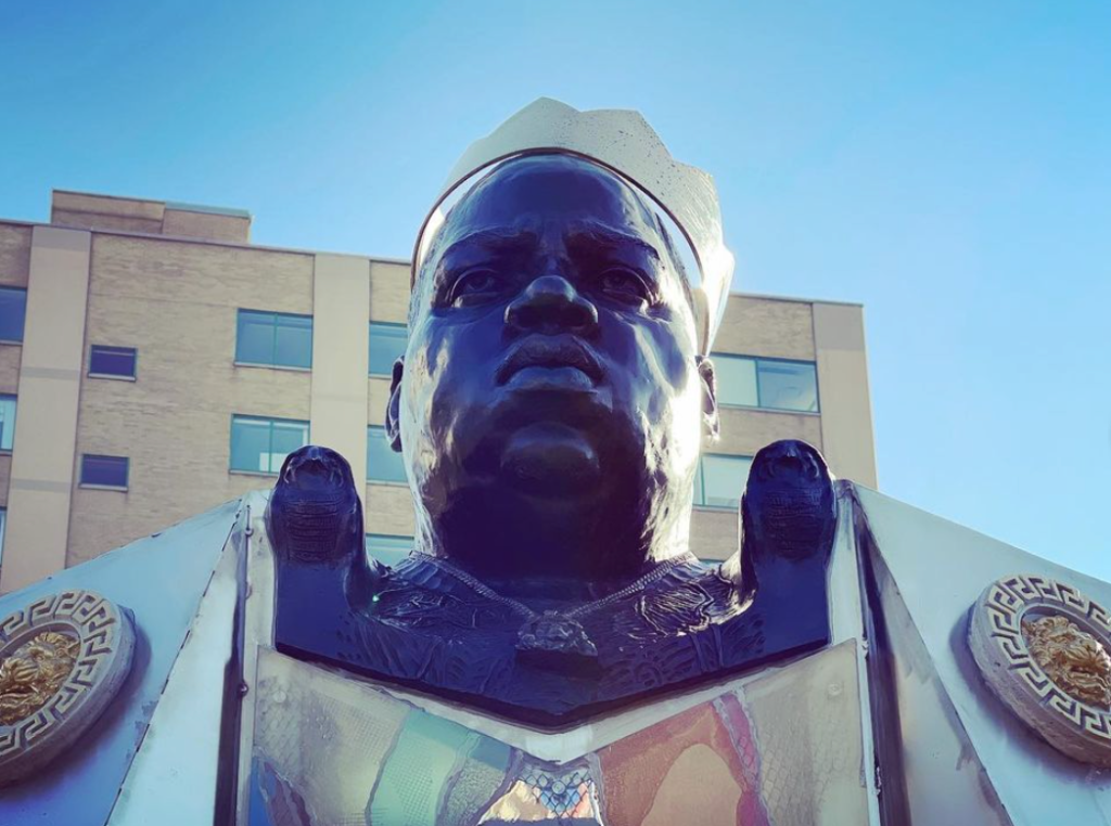 Patung BESAR Terkenal Diluncurkan Di Brooklyn, Memainkan Lagu-Lagu Biggie