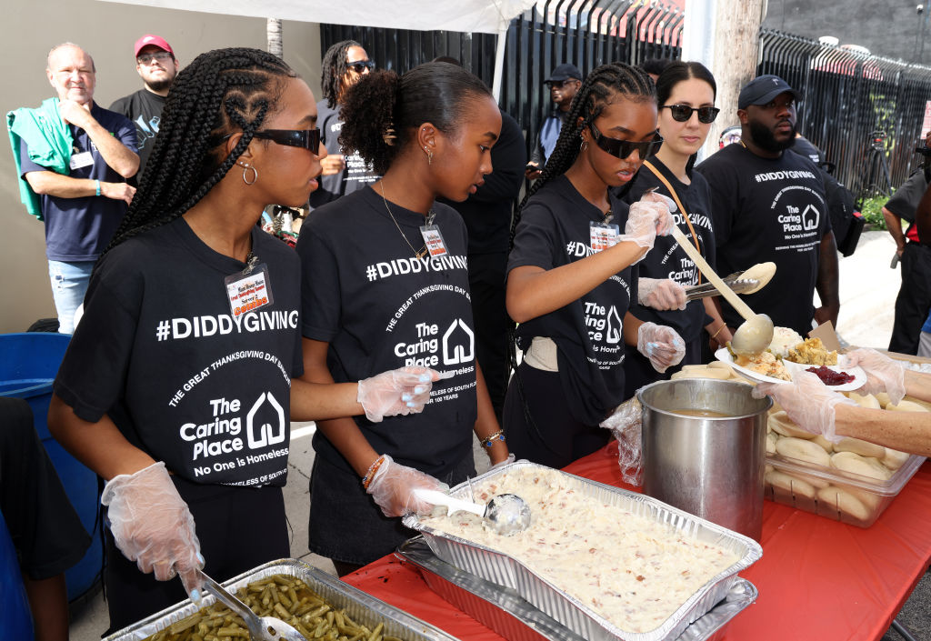 Sean "Diddy" Combs and His Family his daughters Chance, D'Lila and Jessie Celebrated Thanksgiving Day at The Caring Place in Miami