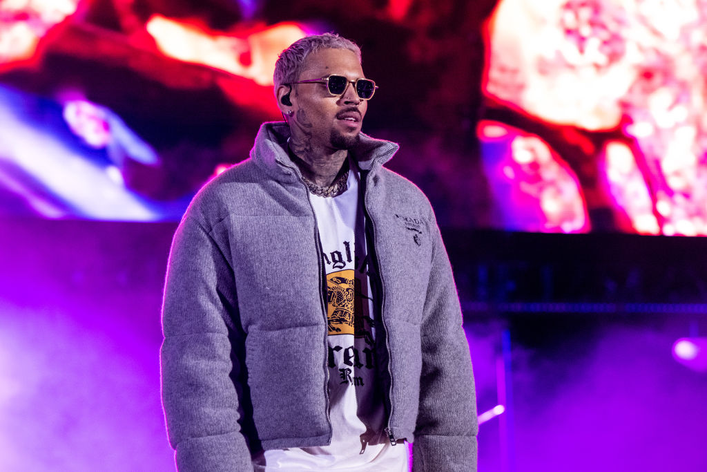 Chris Brown Memamerkan Koleksi Busananya yang Masif