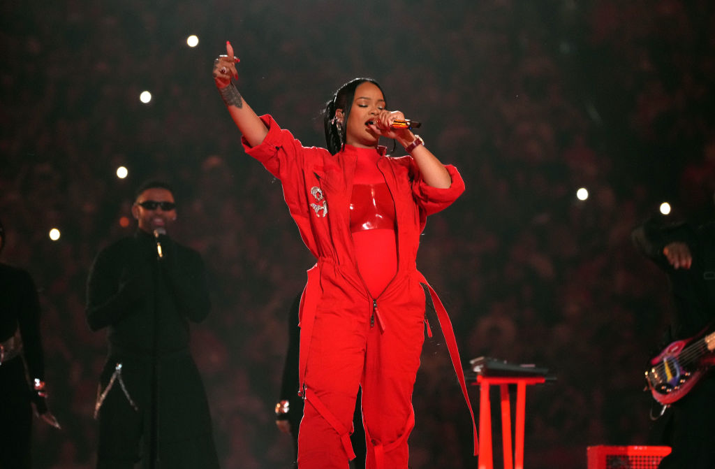 Penelusuran Busana Merah Meroket Setelah Penampilan Rihanna