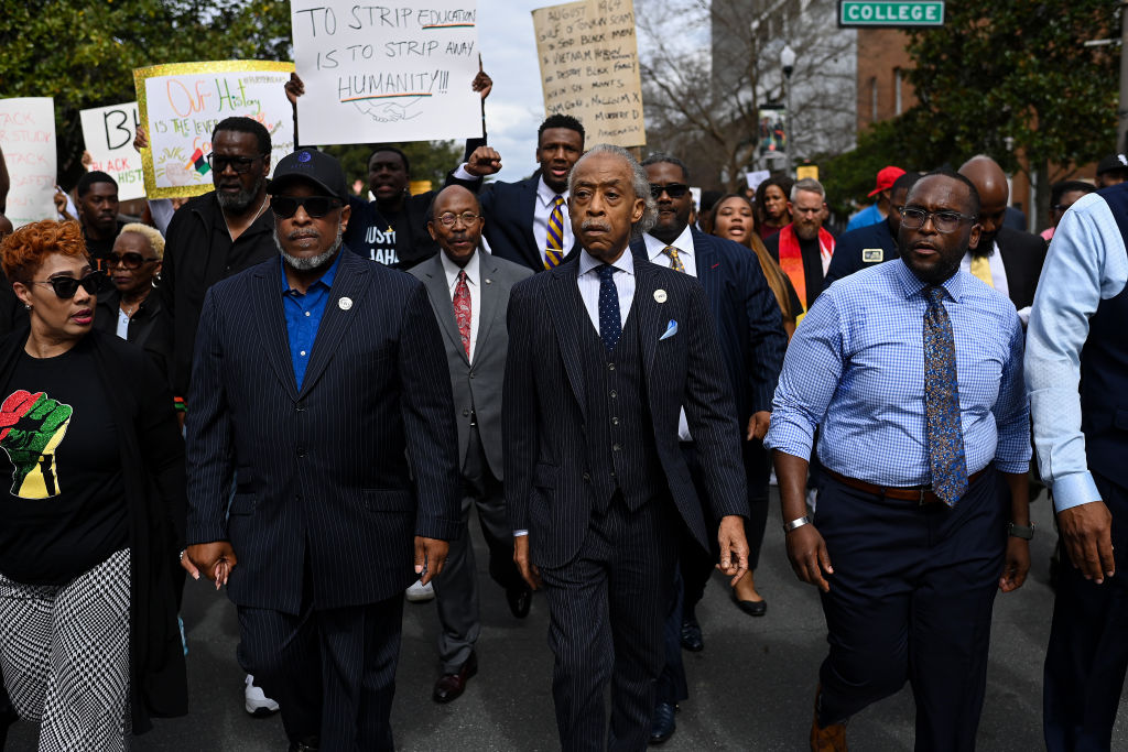 Demonstran memprotes rencana Gubernur Florida Ron DeSantis untuk mencegah kursus AP tentang studi Afrika-Amerika di Tallahassee