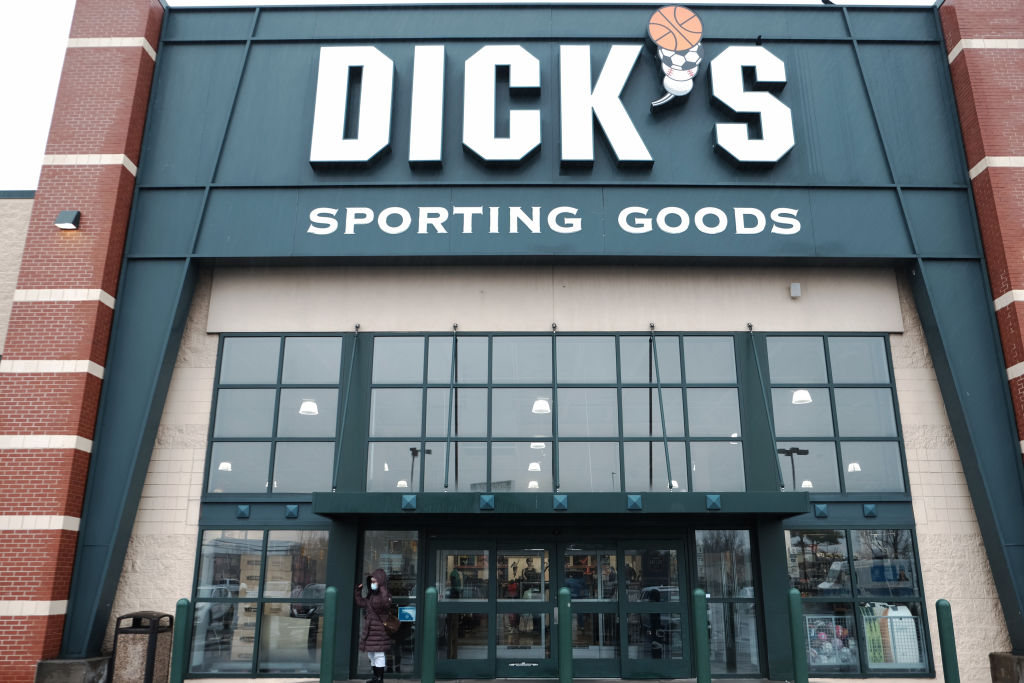 <div>Dick’s Sporting Goods Slashes Earnings Outlook, Blames Slow Outdoor Gear Sales & Retail Theft</div>