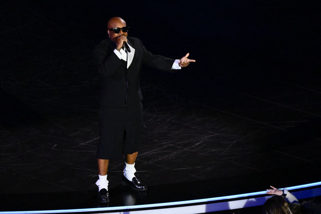 X Clowns Jermaine Dupri’s Apple Music Halftime Show Fit, Say His Socks Were So So Trash