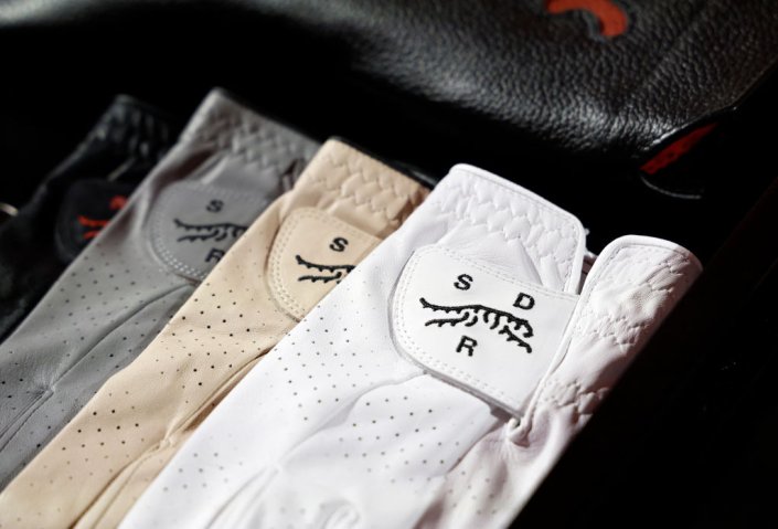 Tiger Woods и TaylorMade Golf анонсируют новый бренд одежды и обуви "Воскресный красный"