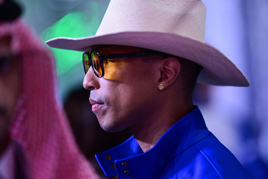 Pharrell Ends Perfomance Early Due To Fans Throwing Wristbands
