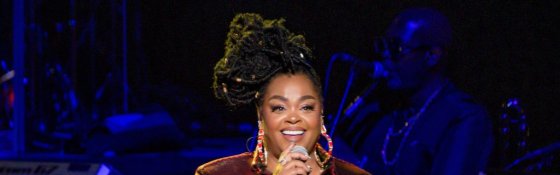 Jill Scott Catches Xitter Wrath After Propping Up Chris Brown &
Seemingly Defending Abusers