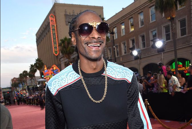 Snoop Dogg Hilarious Reacts To His AI Bars On "Taylor Made"