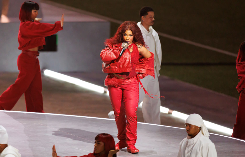 SZA Walks Out Of Fan Meet-And-Greet After Being Hit By Thrown Object