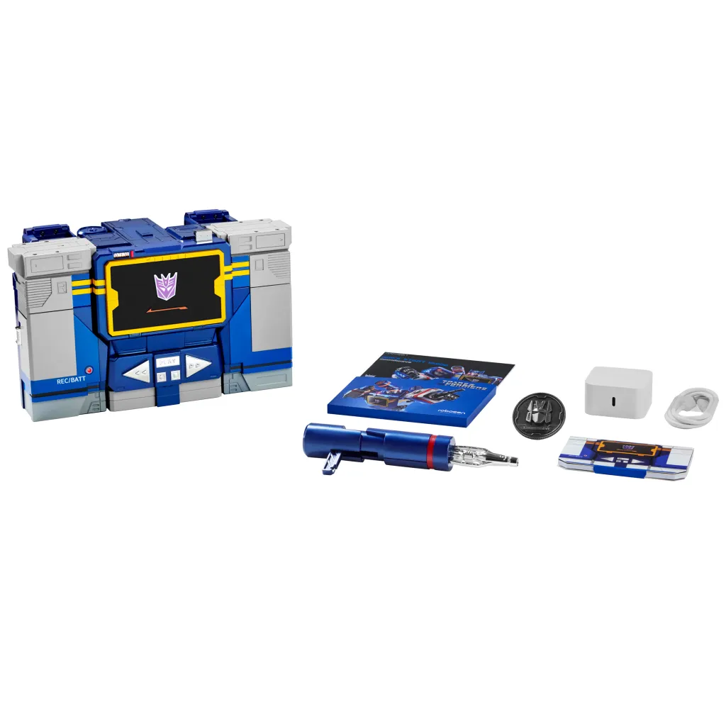 Hasbro & Robosen Auto-Converting TRANSFORMERS Soundwave Robot