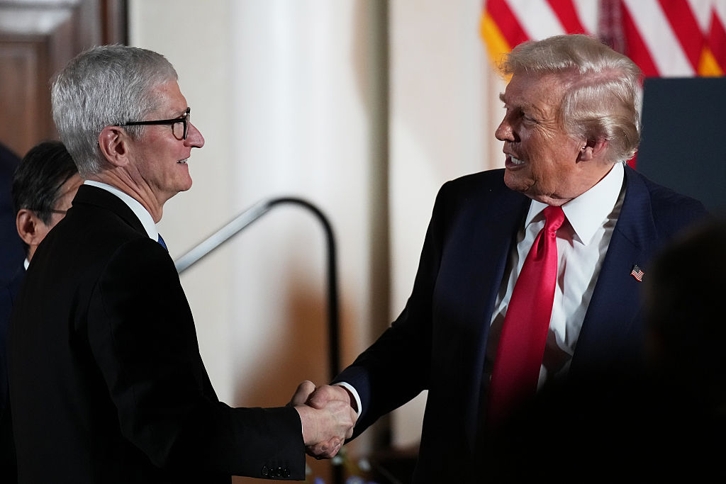 Donald Trump Posts Unhinged Message About Tim Cook
