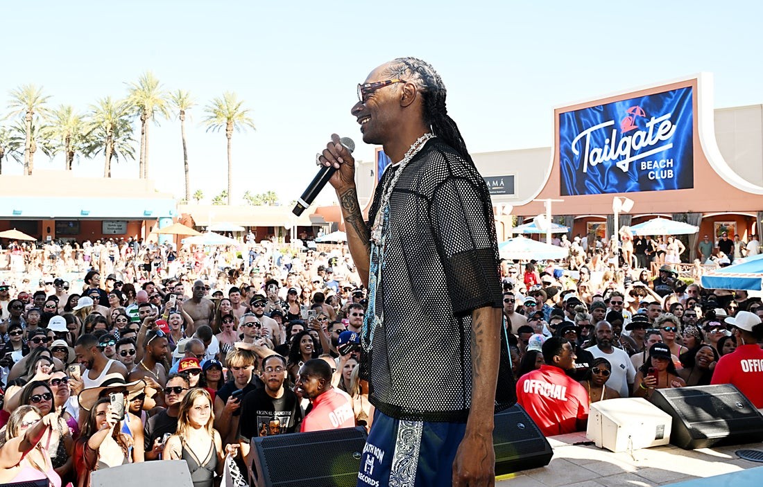 Snoop Dogg, Tony Hawk & More Help Ring In Tailgate Beach Club In Las Vegas