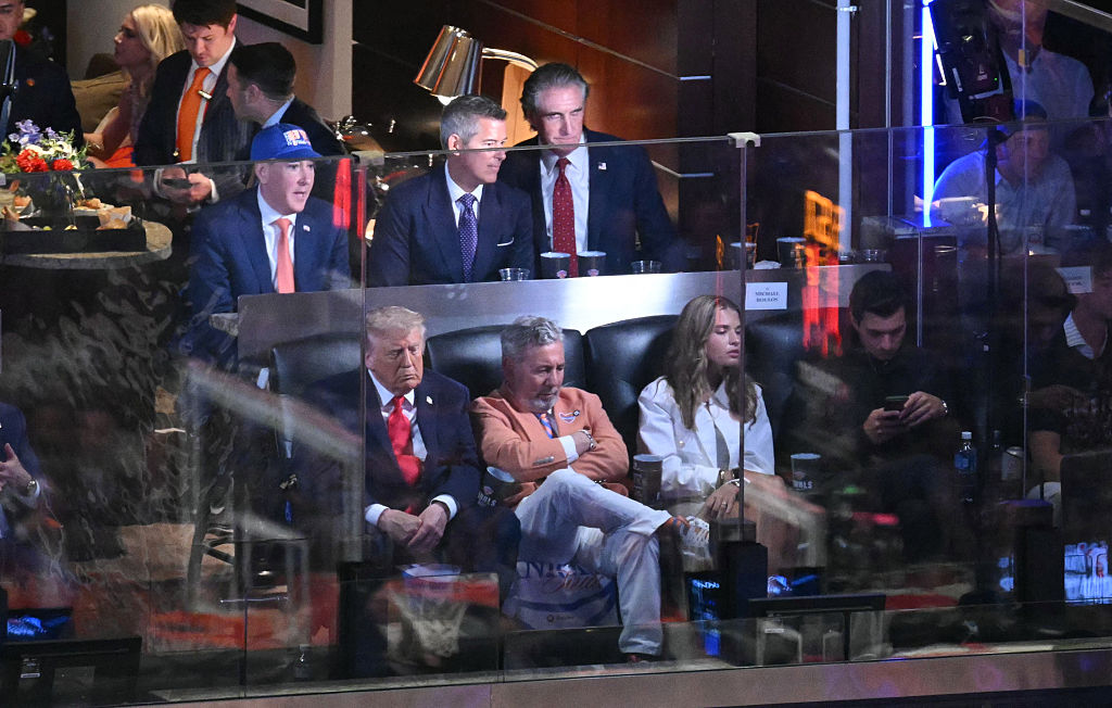 TOPSHOT-US-POLITICS-TRUMP-BASKET-NBA-FINALS